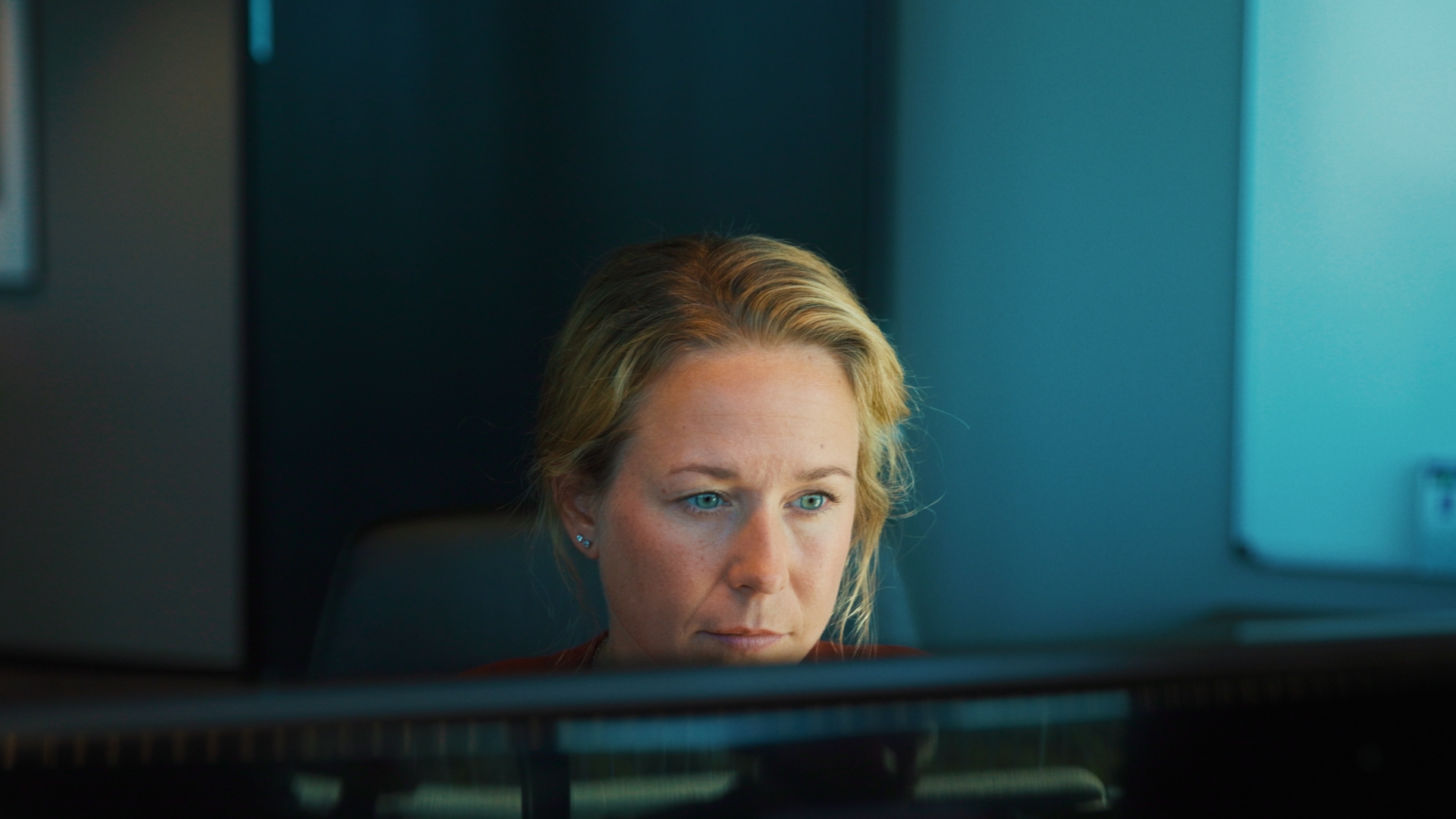 Kvinna som tittar på en skärm vilket kan leda till torra ögon